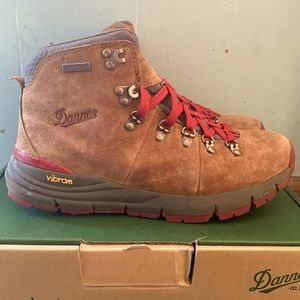 Women’s Leather Danner Boots in Great Condition